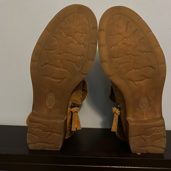 Soft suede ankle bootie, size 7 - Picture 2 of 9